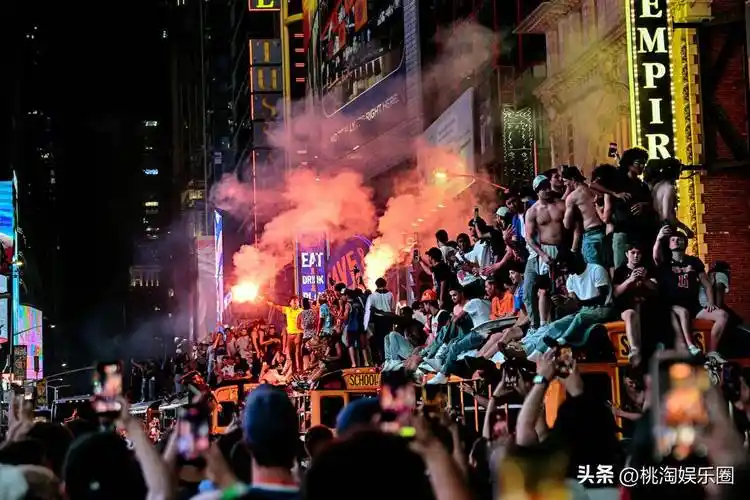 纽约万人空巷：尼克斯夺冠游行引爆足球城，世界杯前哨战已打响